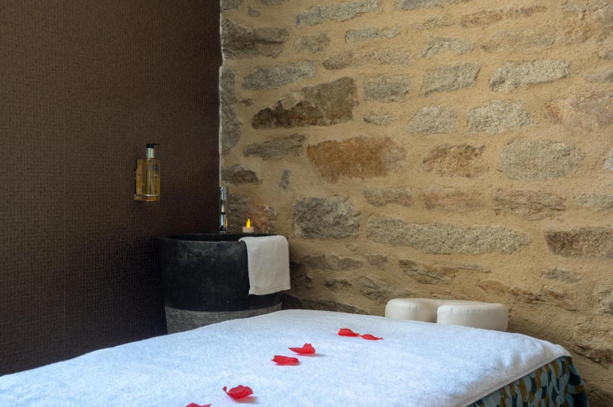 Un ou plusieurs lits dans un hébergement de l'établissement Hôtel Ginkgo - SPA Biloba