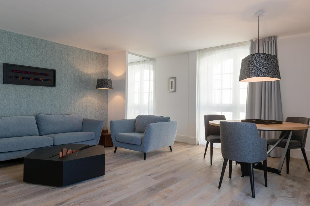Coin salon dans l'établissement Hôtel Ginkgo - SPA Biloba