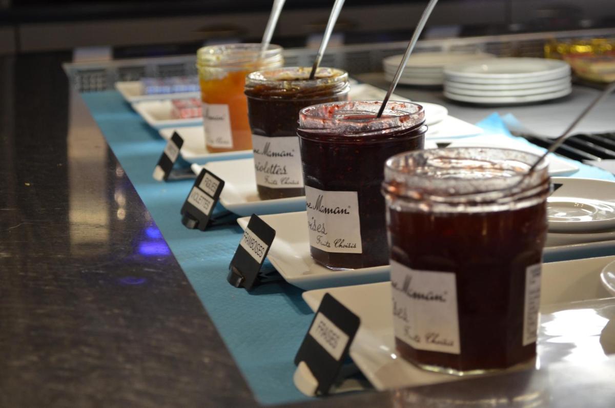 un étalage de trois boissons dans des bocaux sur une table dans l'établissement TERNELIA Le Vent Du Large, à Saint-Gilles-Croix-de-Vie