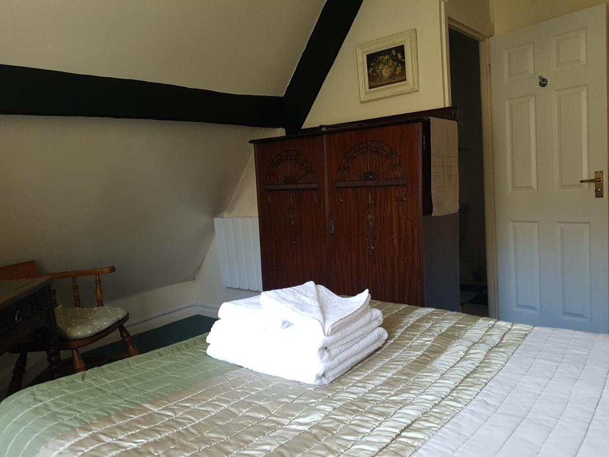 Fox & Hounds Country Hotel - Housity