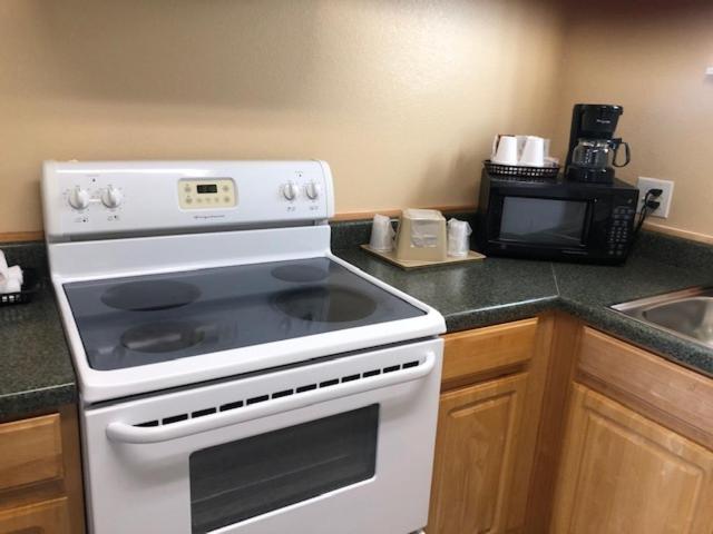 Suitetrails - Pinn Road Inn and Suites Lackland AFB and Seaworld