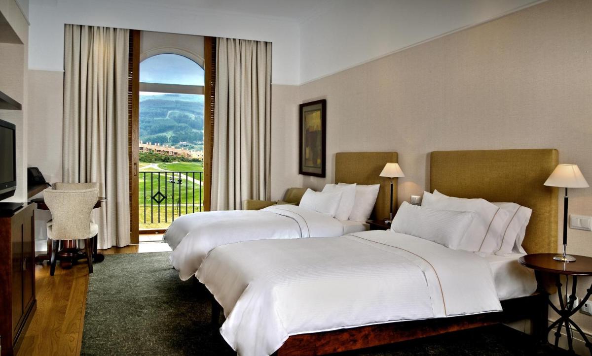 Uma cama ou camas num quarto em Dolce CampoReal Lisboa