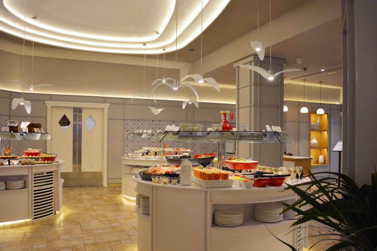 Comida en o cerca de este hotel