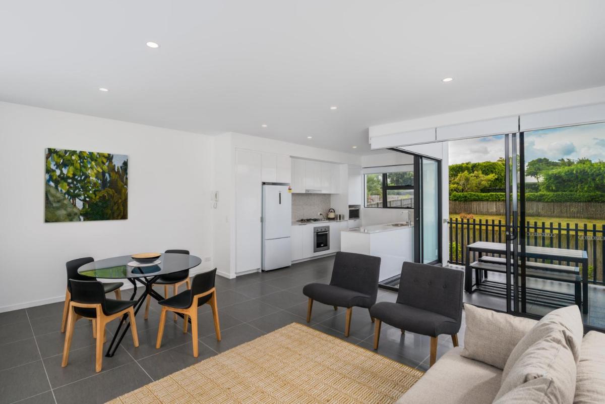 Oxford Steps - Executive 2BR Bulimba Apartment Across from the Park on Oxford St - Housity