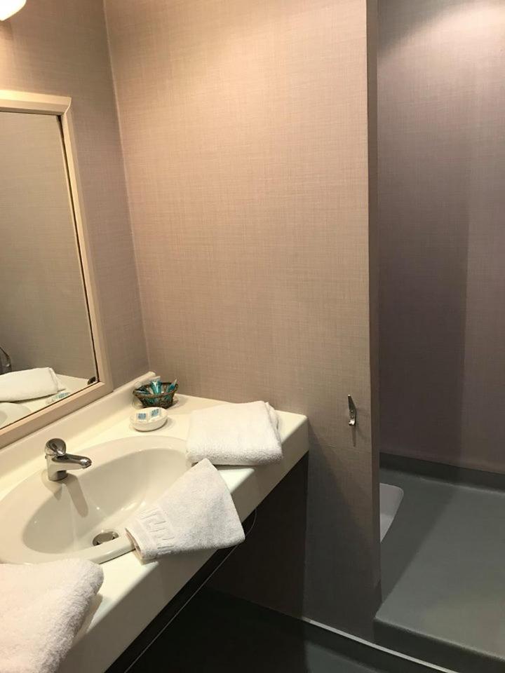 Salle de bains dans l'établissement La Demeure des 2 Trésors