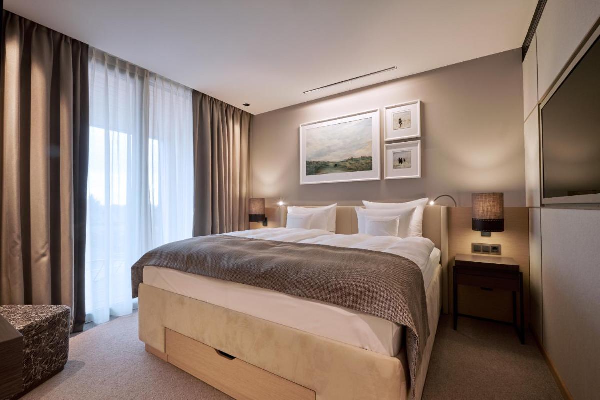 Ein Bett oder Betten in einem Zimmer der Unterkunft Der Öschberghof - Die 101 besten Hotels