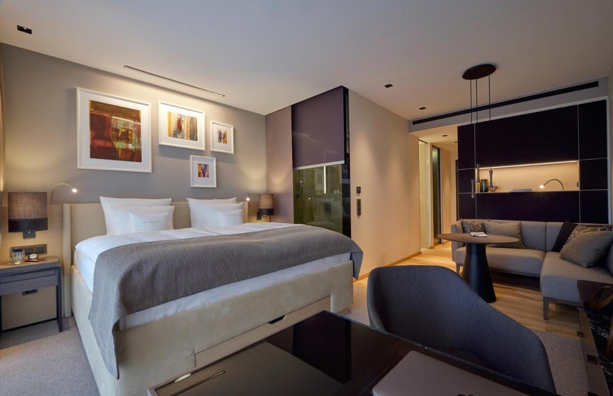 Ein Bett oder Betten in einem Zimmer der Unterkunft Der Öschberghof - Die 101 besten Hotels