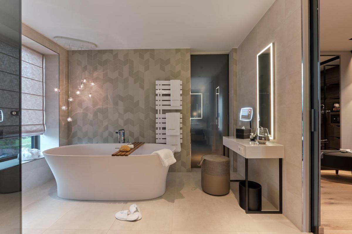 Ein Badezimmer in der Unterkunft Der Öschberghof - Die 101 besten Hotels