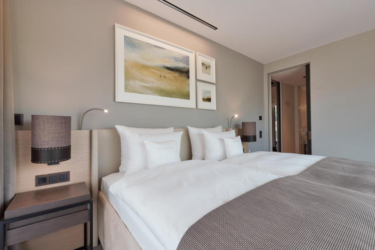Ein Bett oder Betten in einem Zimmer der Unterkunft Der Öschberghof - Die 101 besten Hotels
