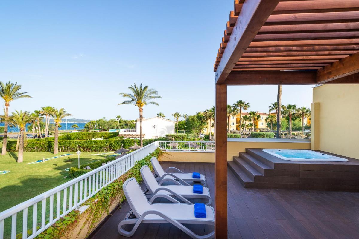 balcón con tumbonas y piscina en Club del Sol Aparthotel, en Puerto Pollensa