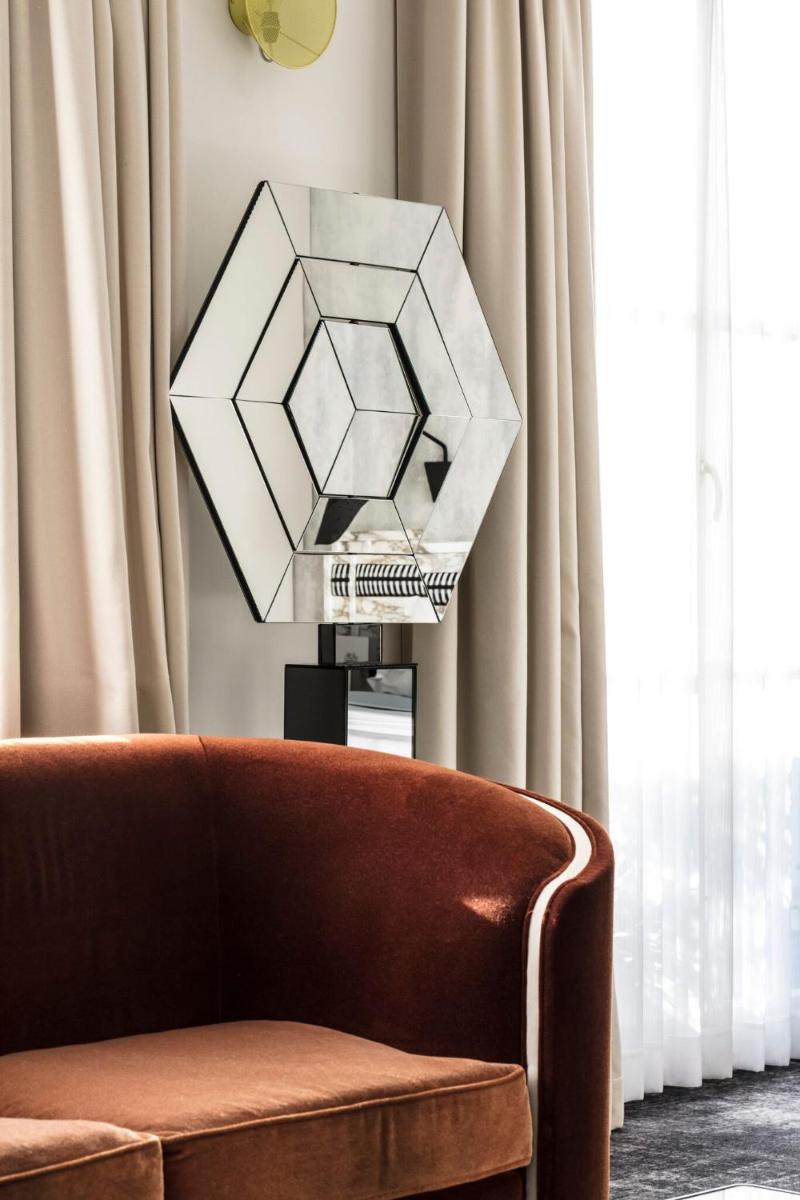 Coin salon dans l'établissement Hotel Les Bains Paris