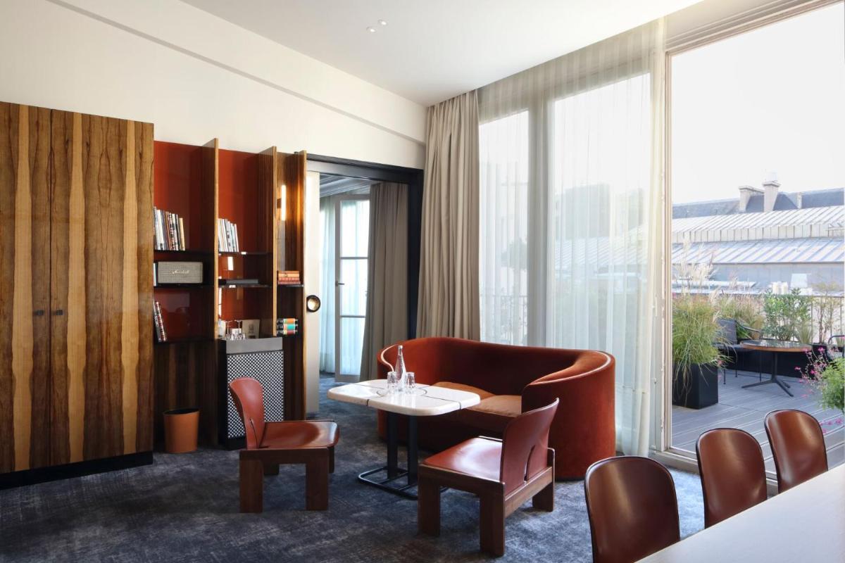 Coin salon dans l'établissement Hotel Les Bains Paris