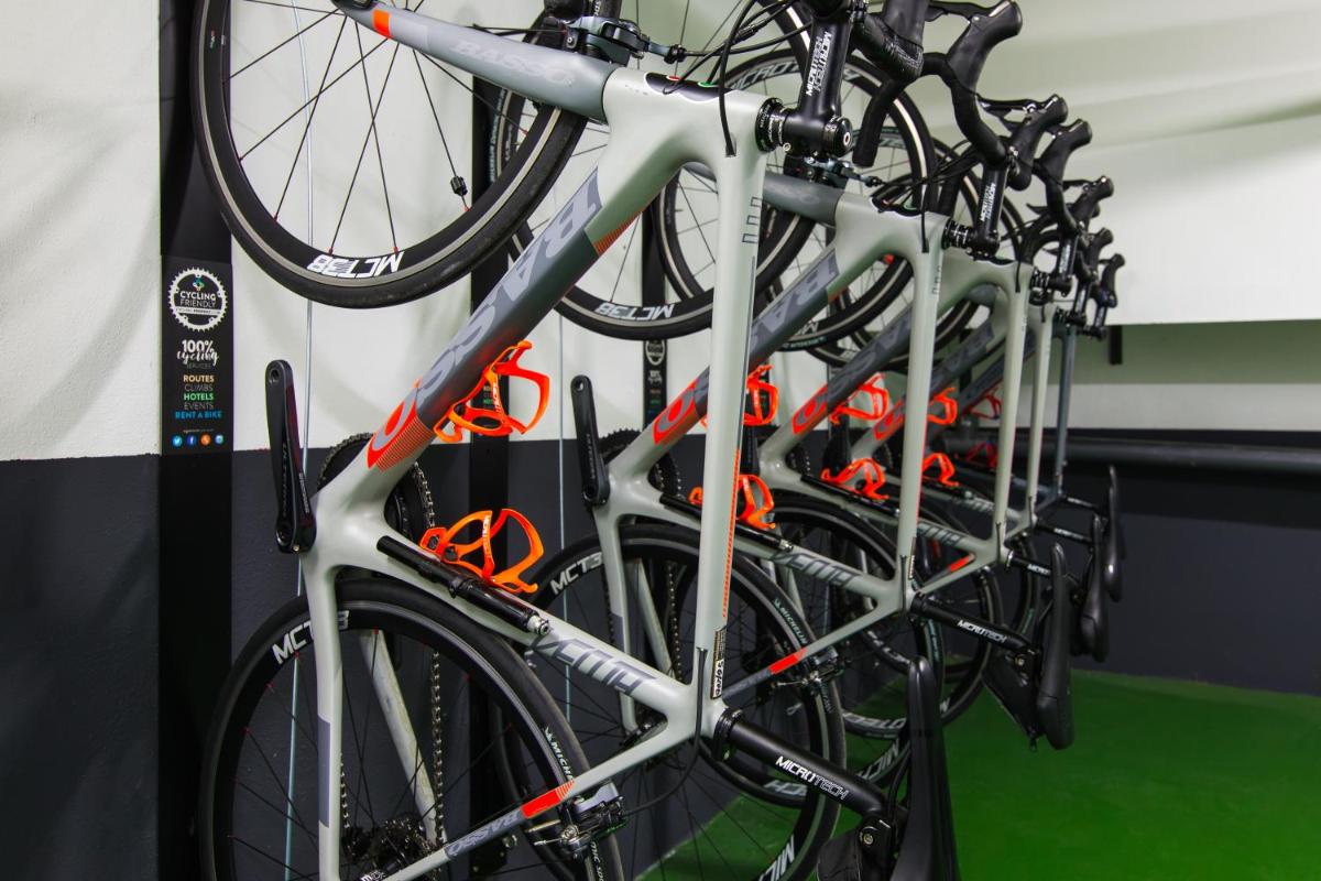 Montar en bicicleta en H10 Casa del Mar o alrededores