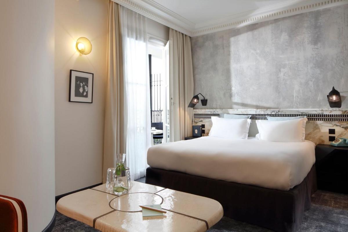 Un ou plusieurs lits dans un hébergement de l'établissement Hotel Les Bains Paris