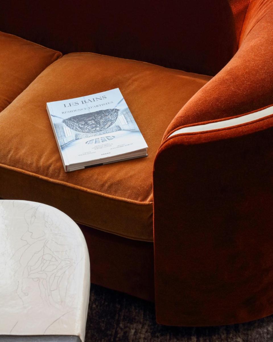 Coin salon dans l'établissement Hotel Les Bains Paris