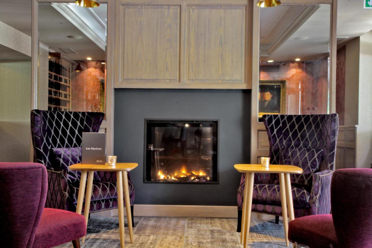 Coin salon dans l'établissement Les Glycines - Hôtel & Spa - Teritoria