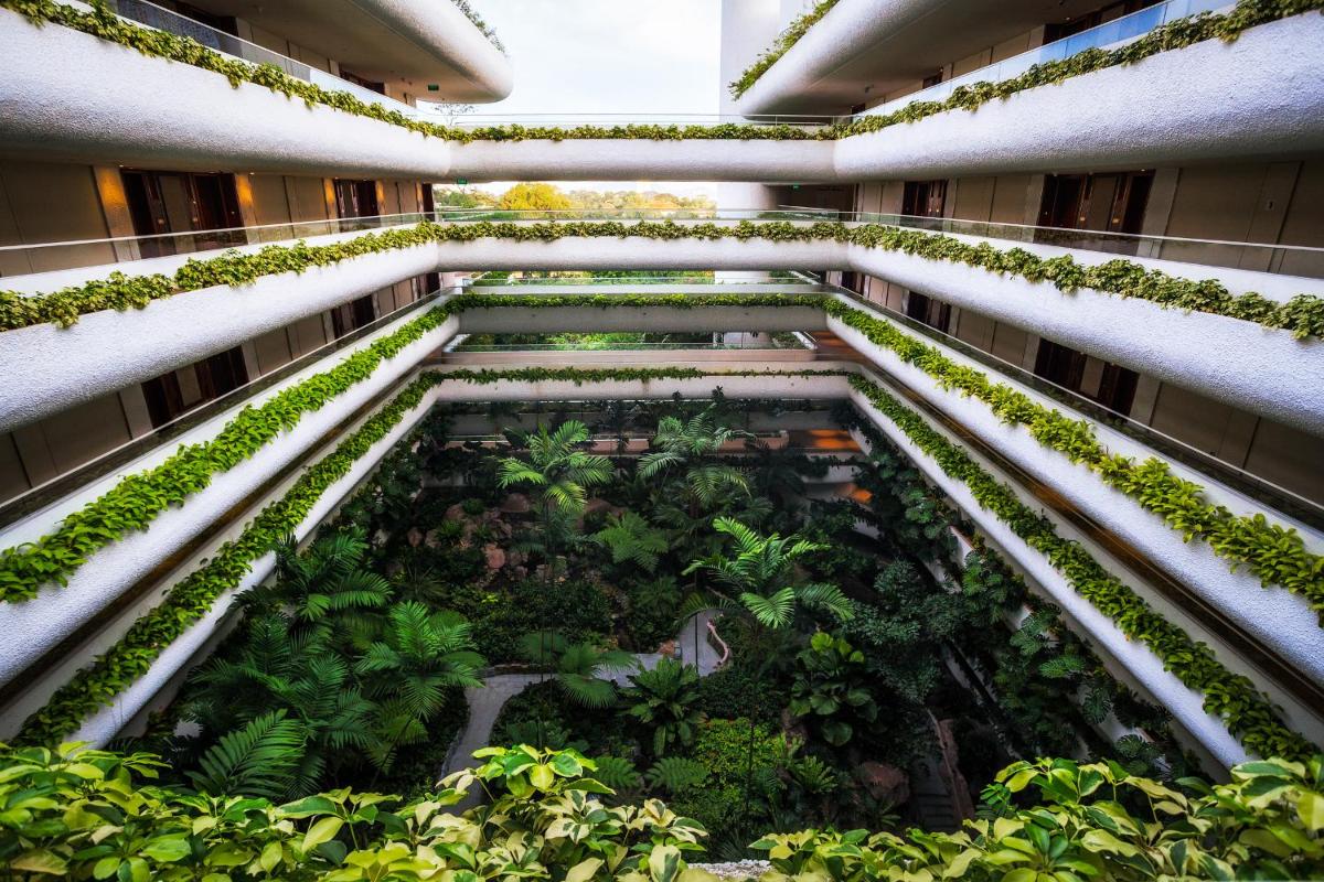 an indoor garden in the middle of a building at Shangri-La Singapore in Singapore