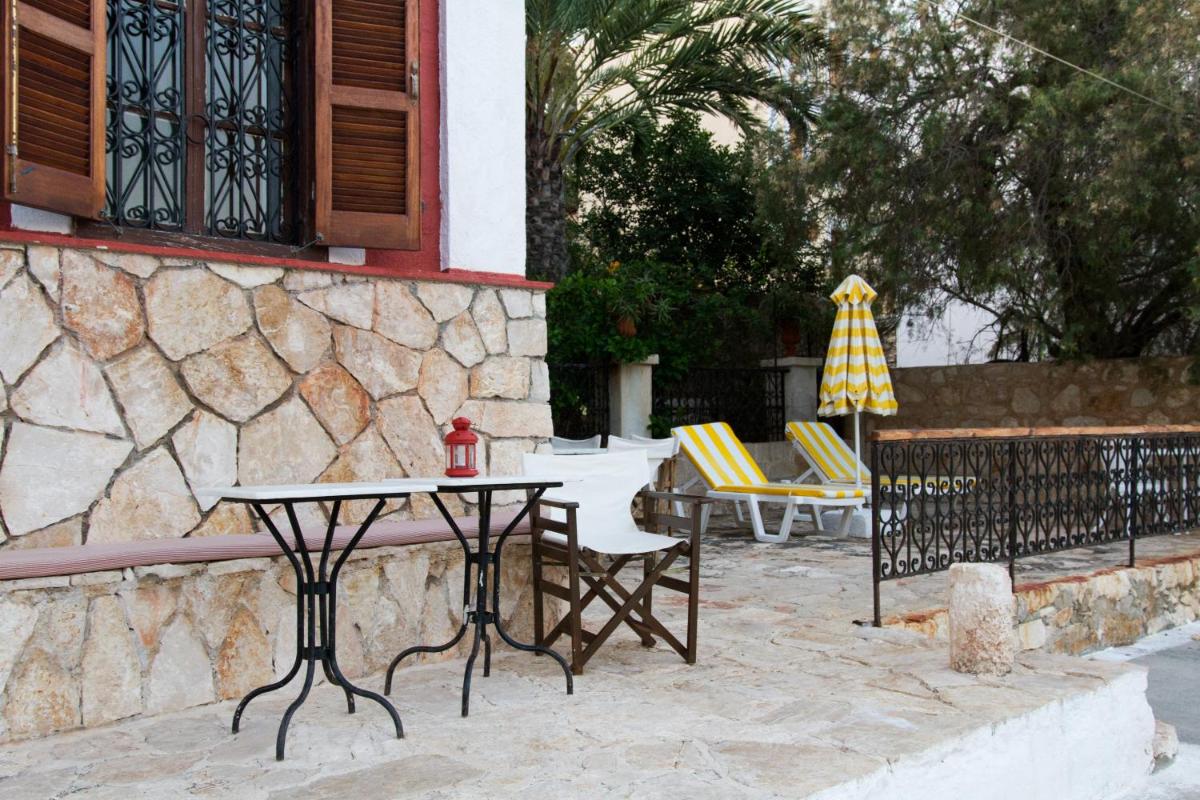 The Scarlet House - Housity