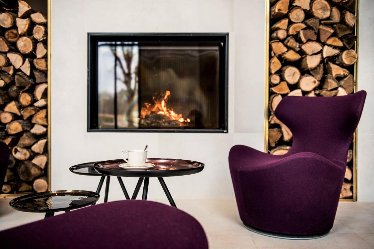 Coin salon dans l'établissement Relais de Chambord, a Small Luxury Hotels of the World