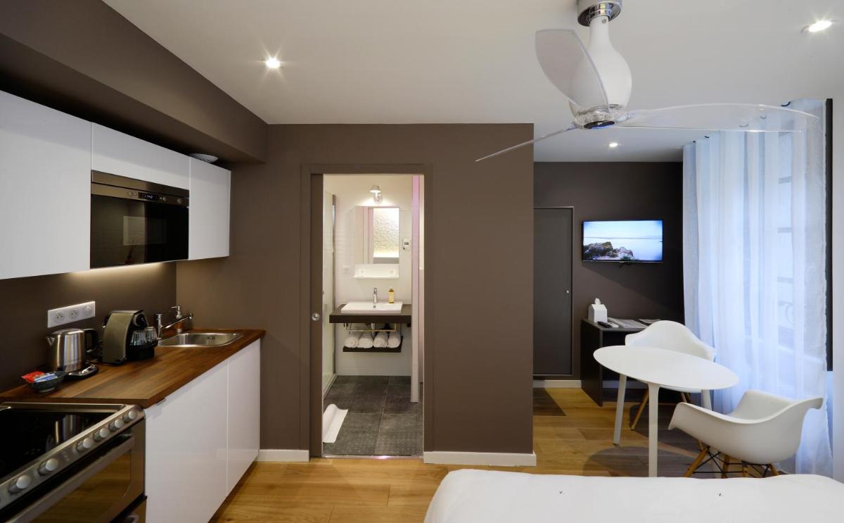 Cuisine ou kitchenette dans l'établissement Les Maisons du Pont - Charme & Caractère