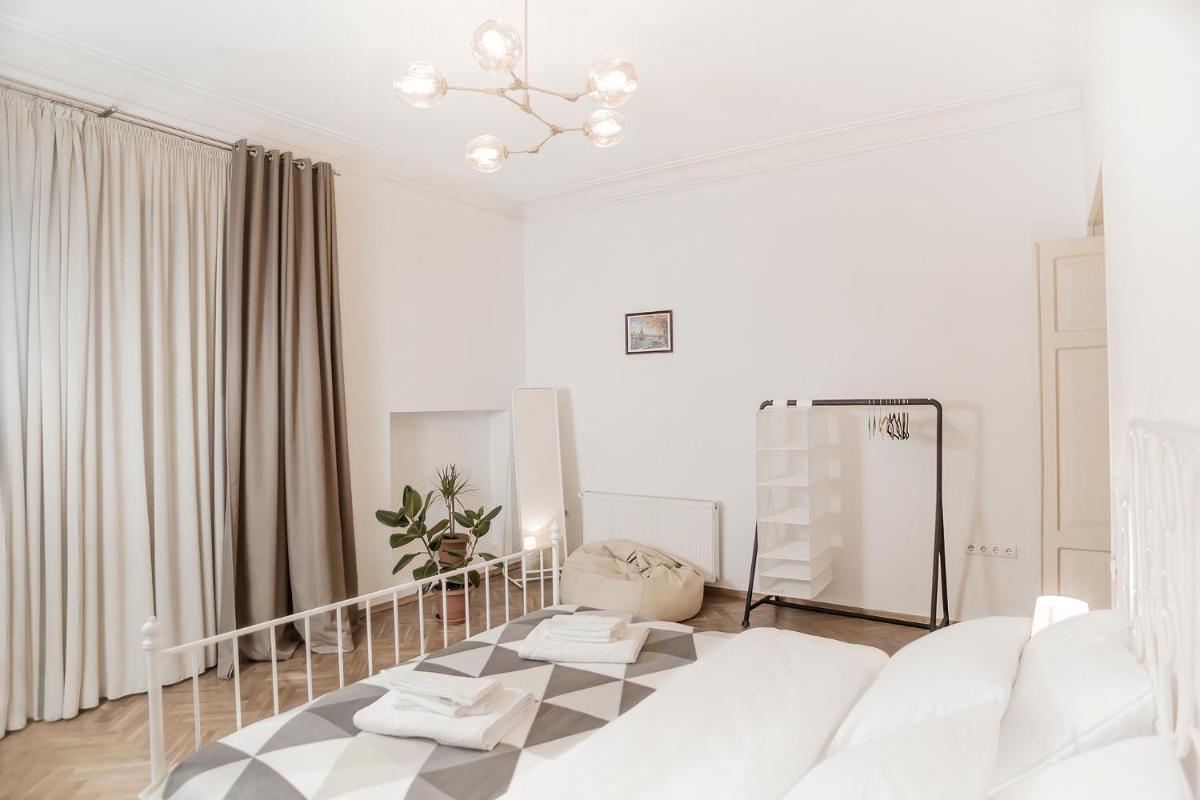 Suitetrails - Tbilisi center 2 BD 80sq with Balcony and High ceiling