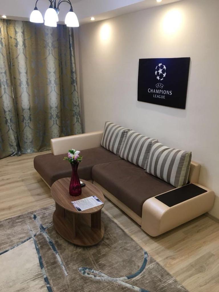 TRILLIONER Apartment 421 - Housity