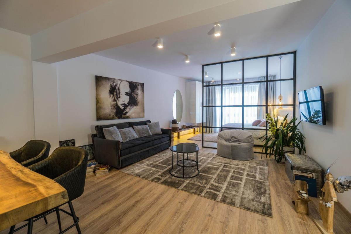 Glossy Lodge - Housity