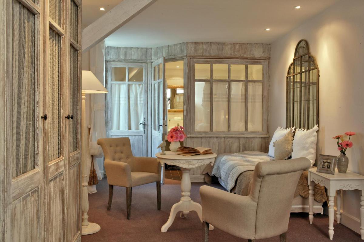 Coin salon dans l'établissement Les Glycines - Hôtel & Spa - Teritoria