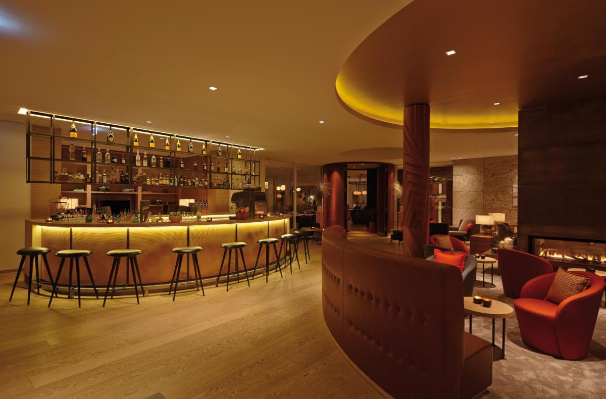Lounge oder Bar in der Unterkunft Aalernhüs hotel & spa