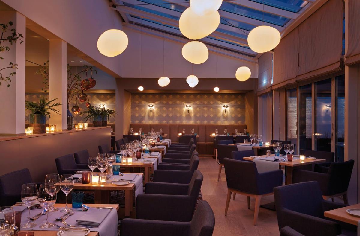 Ein Sitzbereich in der Unterkunft Aalernhüs hotel & spa