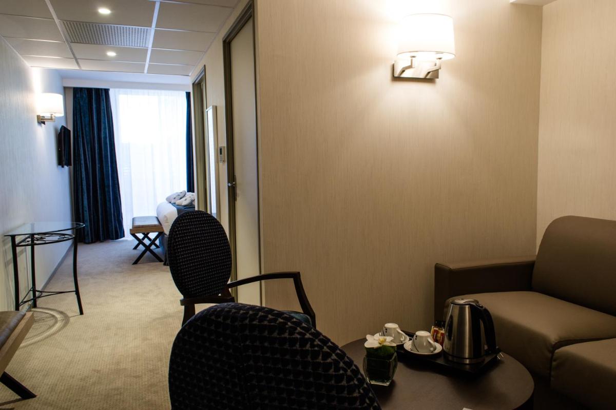 Coin salon dans l'établissement Hôtel Le Rive Droite & SPA