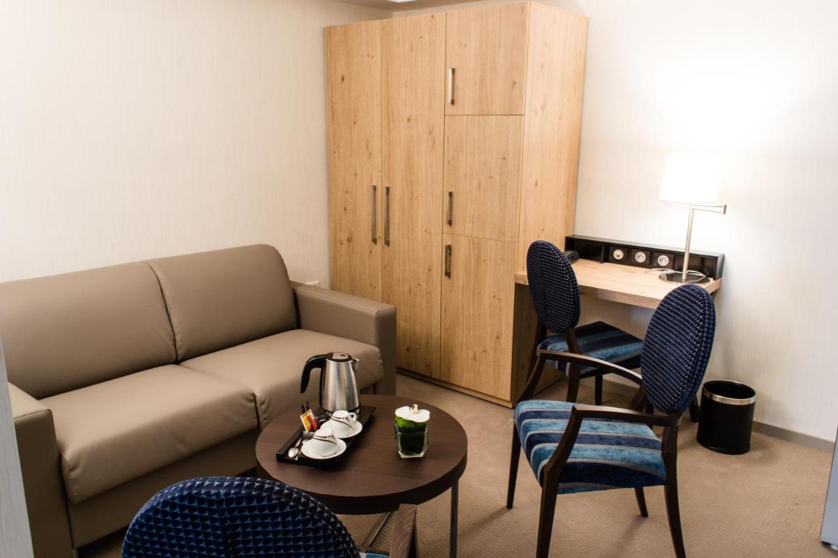 Coin salon dans l'établissement Hôtel Le Rive Droite & SPA