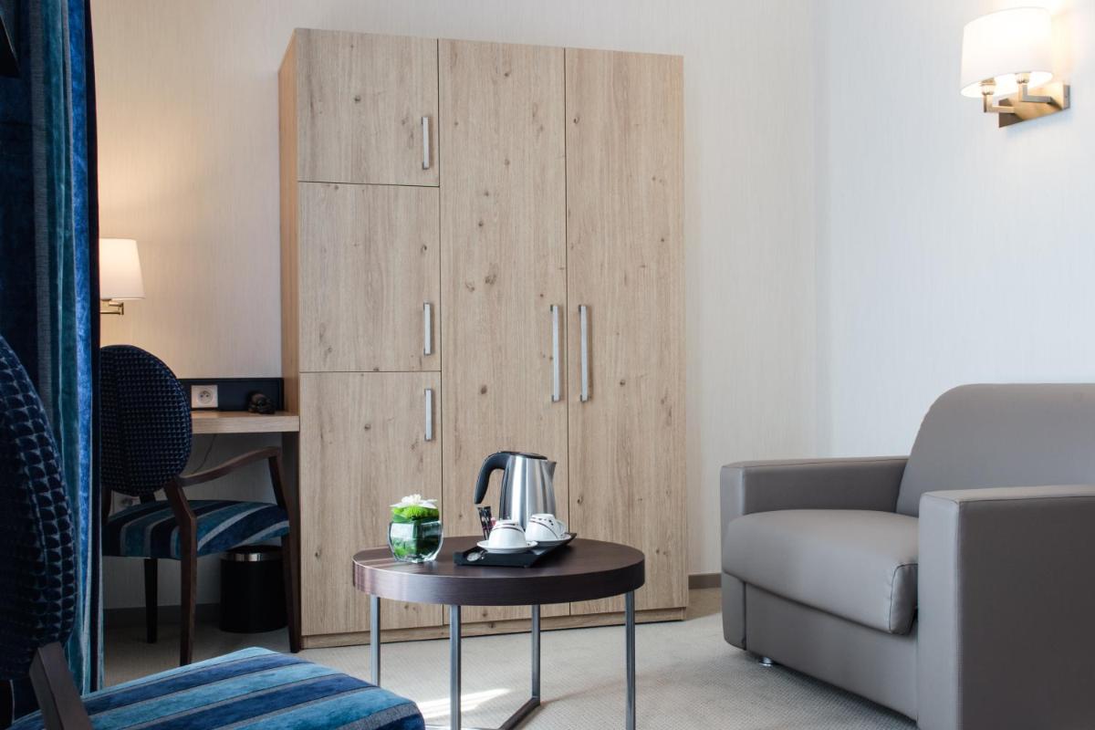 Coin salon dans l'établissement Hôtel Le Rive Droite & SPA