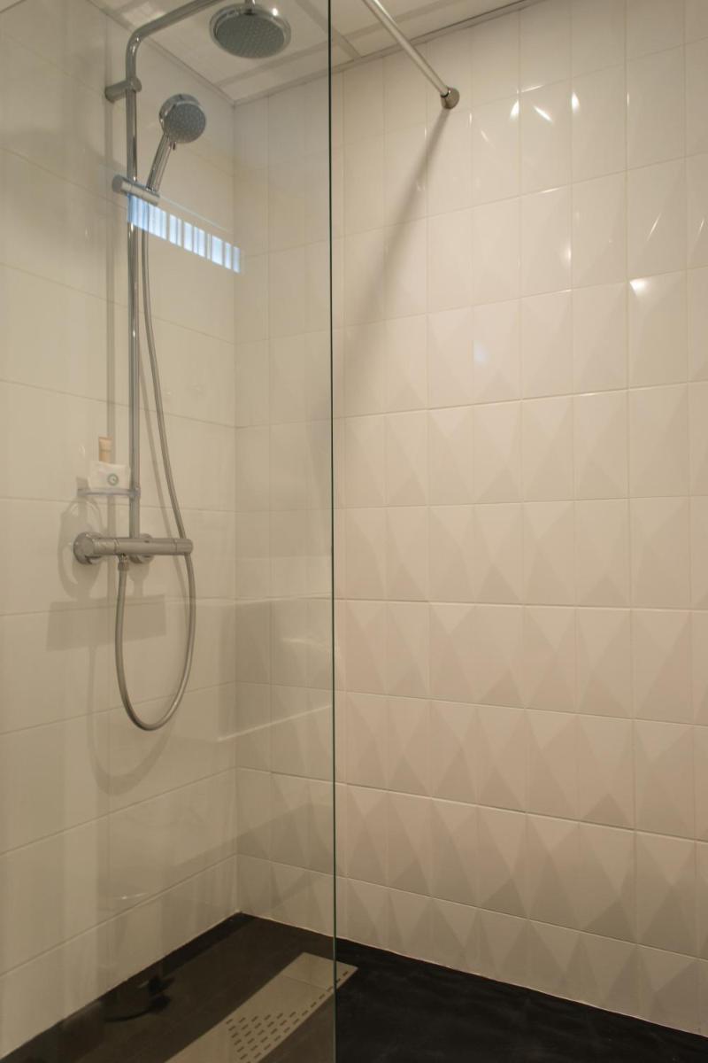 Salle de bains dans l'établissement Hôtel Le Rive Droite & SPA
