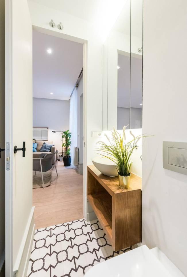 Explore Madrid from a warm apartment with patio at a newly refurbished manorial building - Hizvo