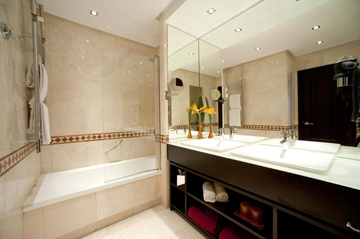 Un baño de GPRO Valparaiso Palace & Spa