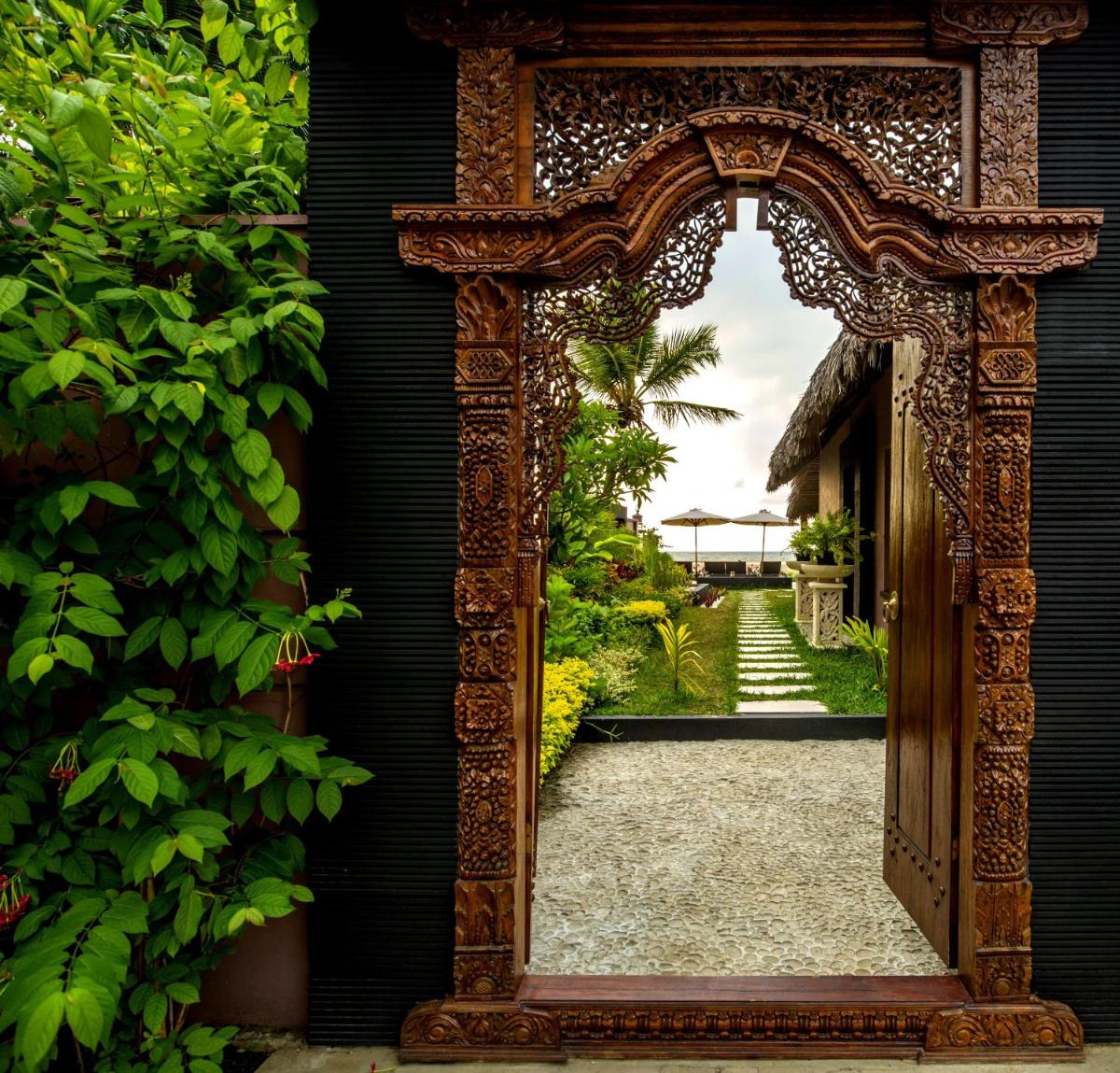 Luxury Sakina Villa - Beachfront - Housity