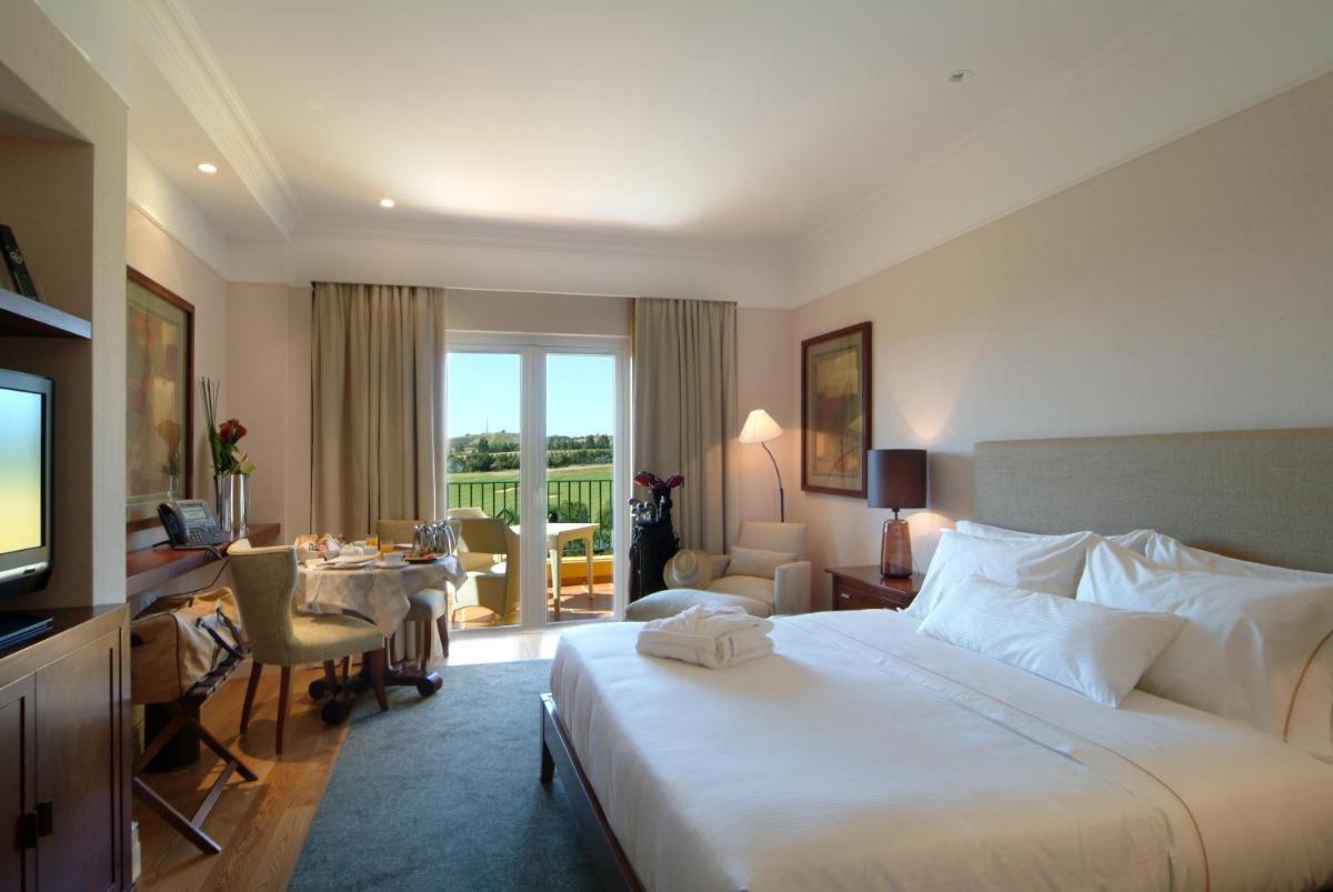 Uma cama ou camas num quarto em Dolce CampoReal Lisboa