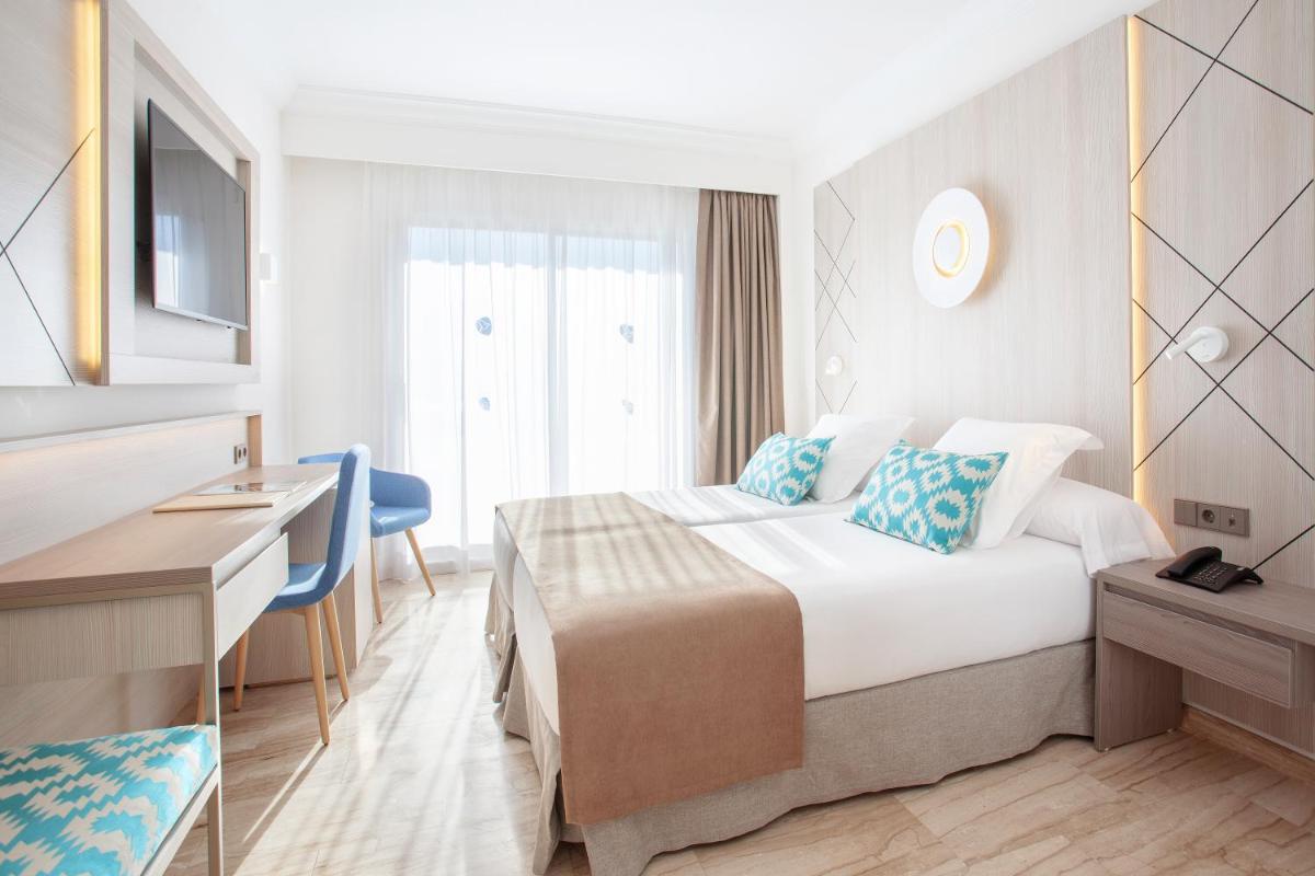 Cama o camas de una habitación en Grupotel Los Príncipes & Spa