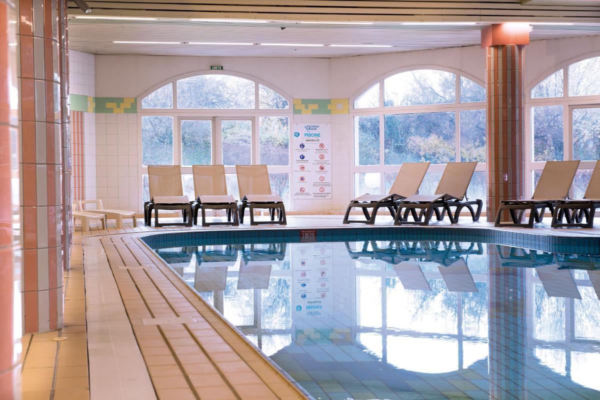 Piscine de l'établissement Hotel *** & Spa Vacances Bleues Villa Marlioz ou située à proximité
