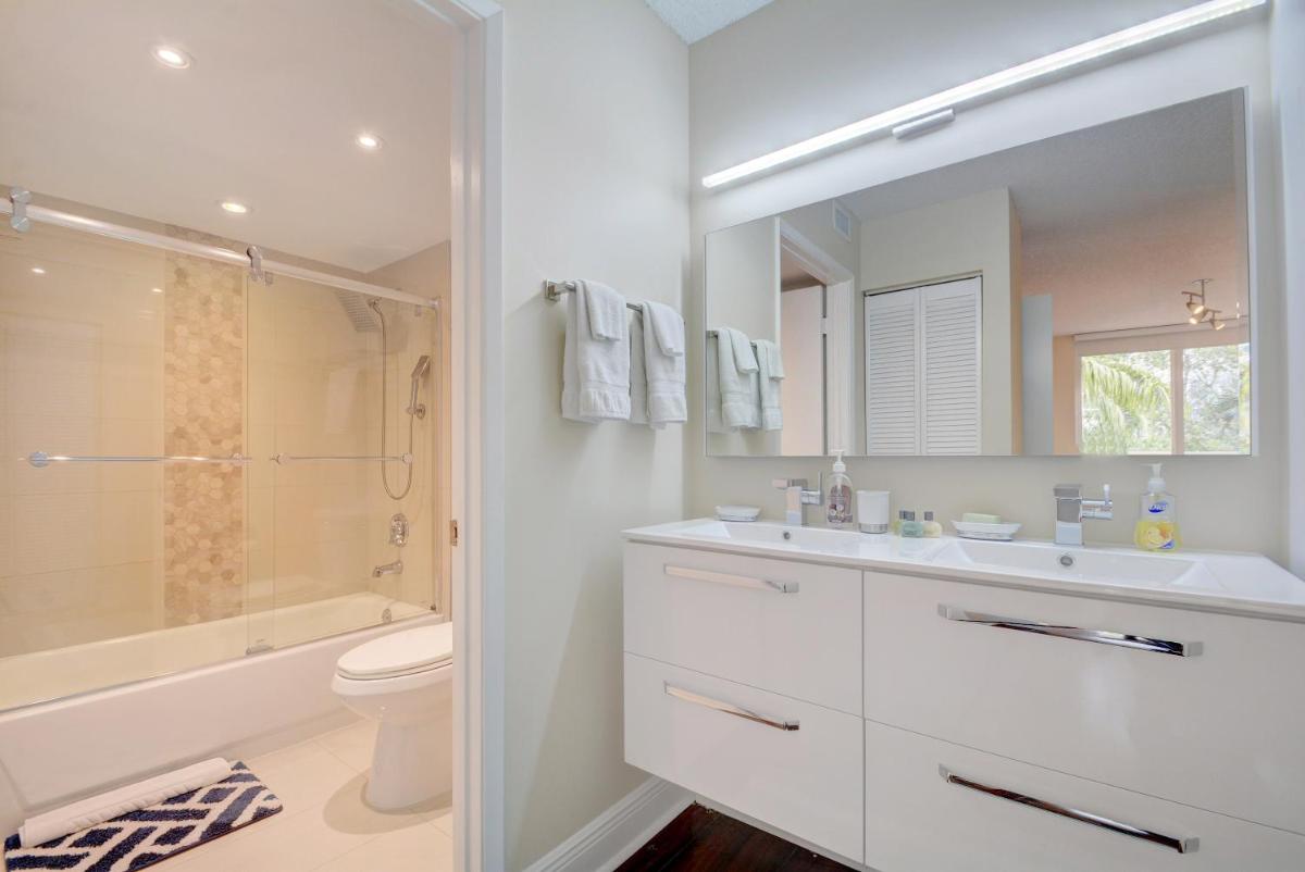 Renovated 2/2 Unit at Yacht Club/Aventura - Housity