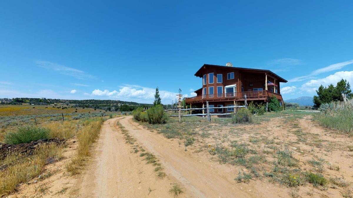 Juniper Ridge 5 BR Family Cabin - Housity