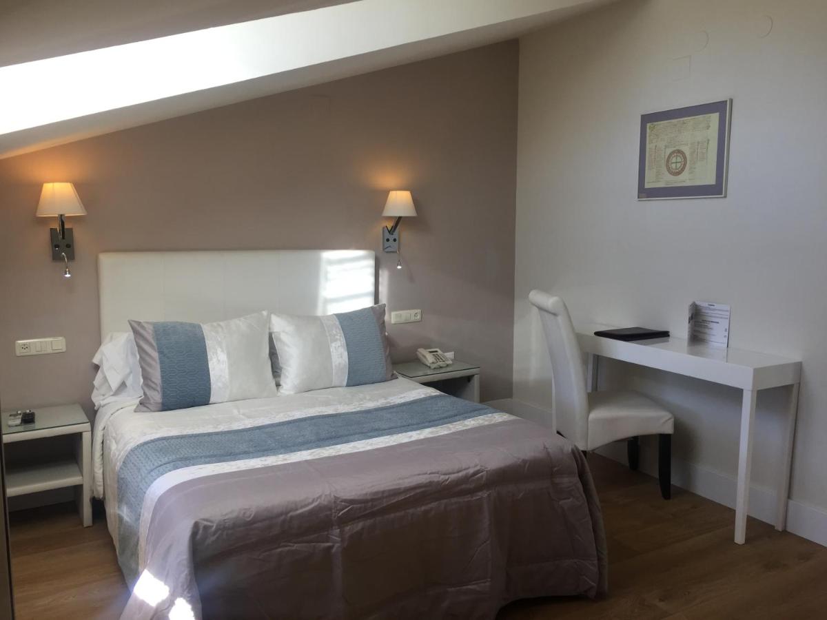 Cama o camas de una habitación en Hotel Leonor de Aquitania