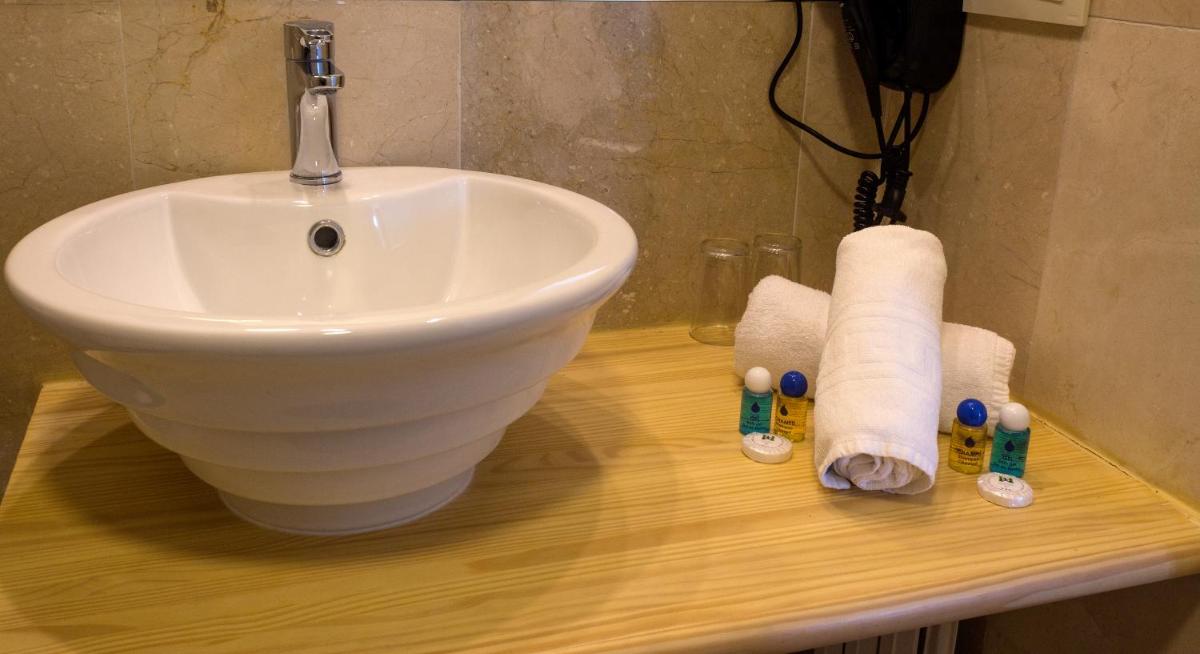 Un baño de Hotel Leonor de Aquitania