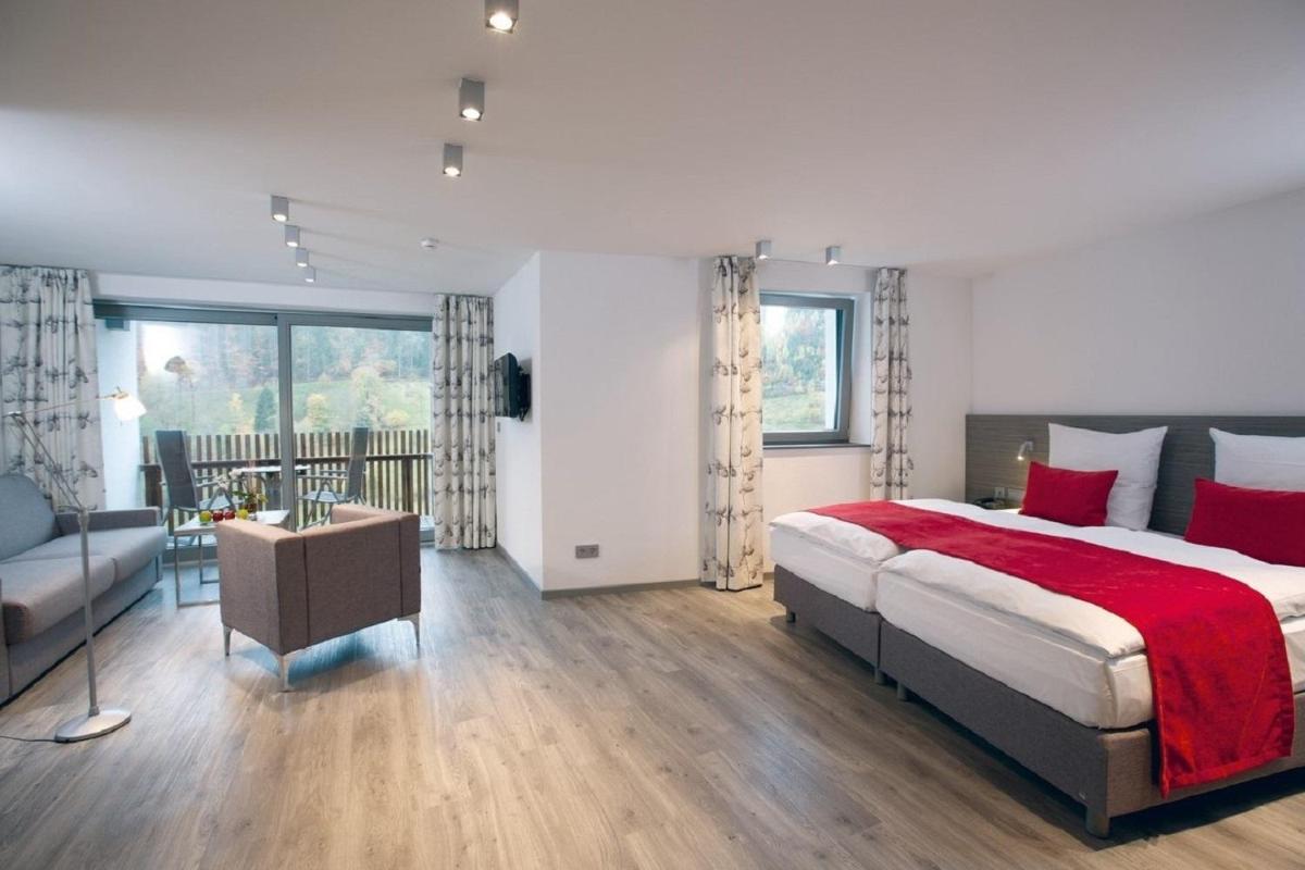 Ein Bett oder Betten in einem Zimmer der Unterkunft Hotel Traube Tonbach