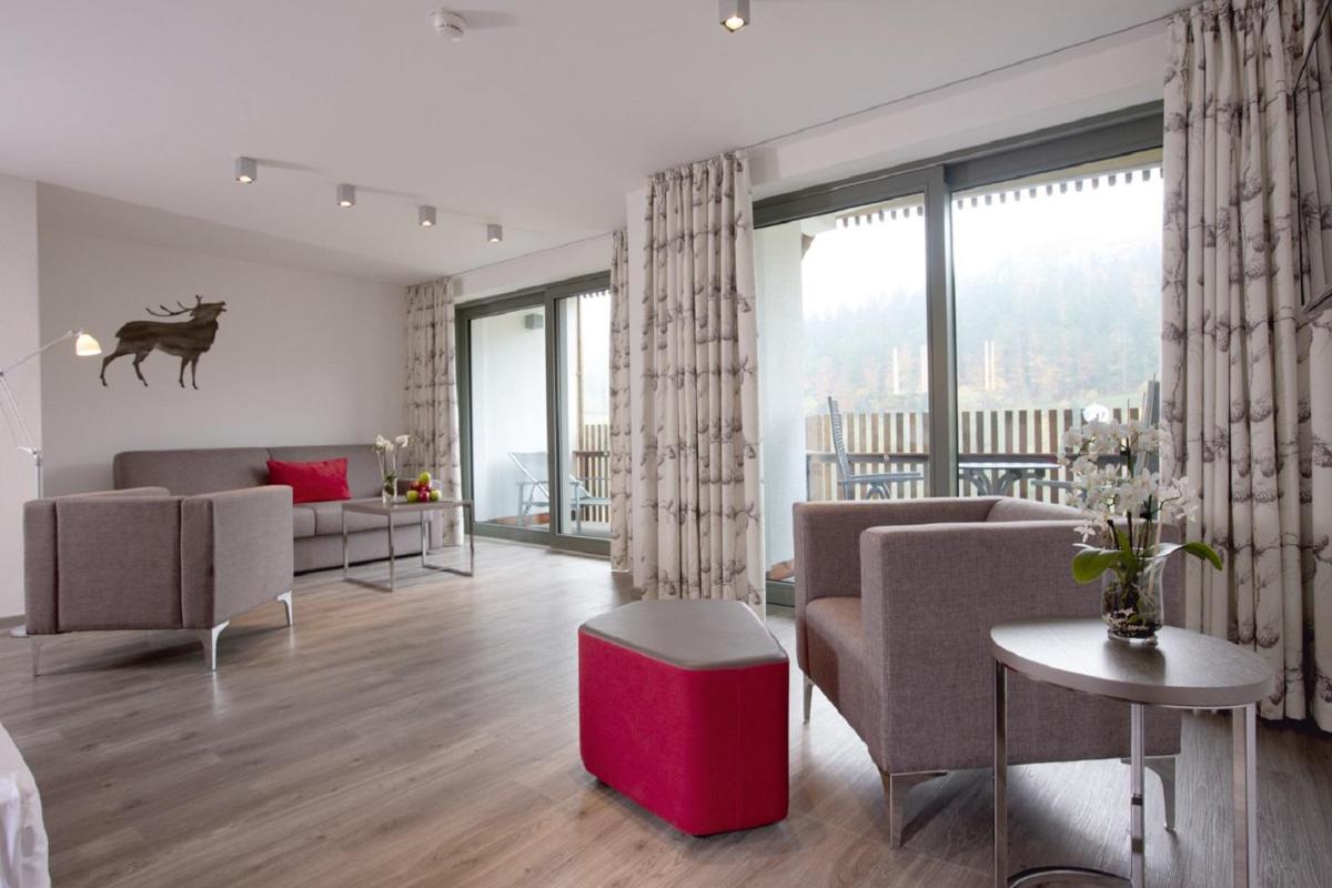 Ein Sitzbereich in der Unterkunft Hotel Traube Tonbach