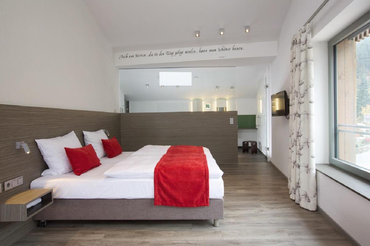 Ein Bett oder Betten in einem Zimmer der Unterkunft Hotel Traube Tonbach