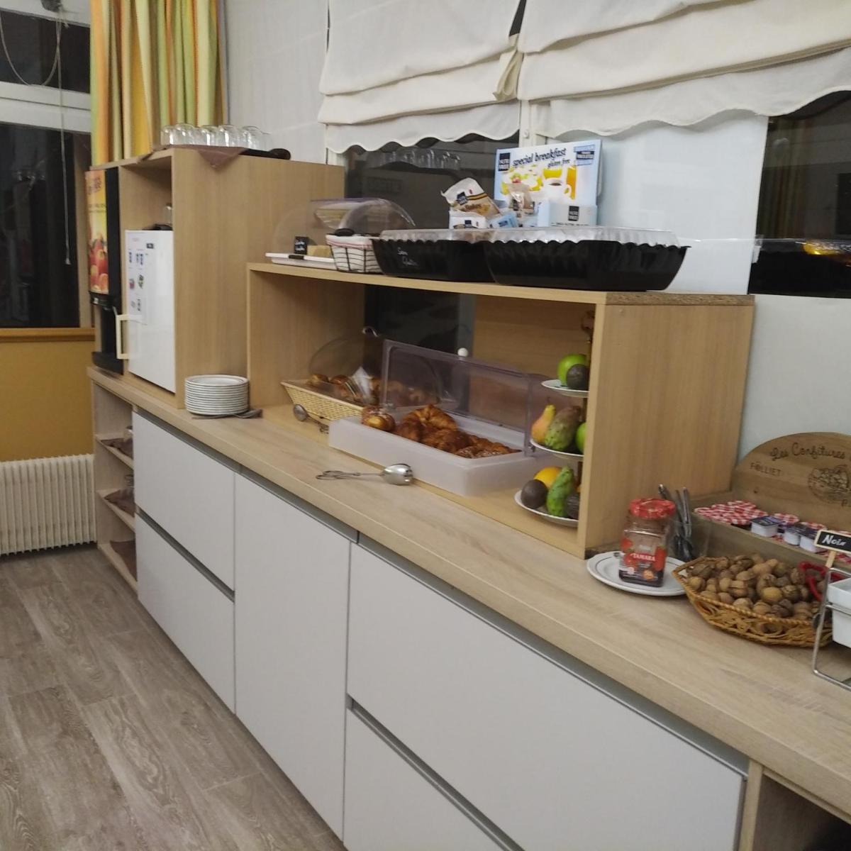 Cuisine ou kitchenette dans l'établissement Logis Hôtel Notre-Dame - restaurant ouvert midi et soir sauf dimanche soir
