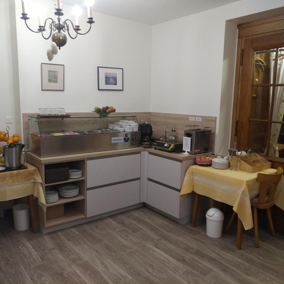 Cuisine ou kitchenette dans l'établissement Logis Hôtel Notre-Dame - restaurant ouvert midi et soir sauf dimanche soir