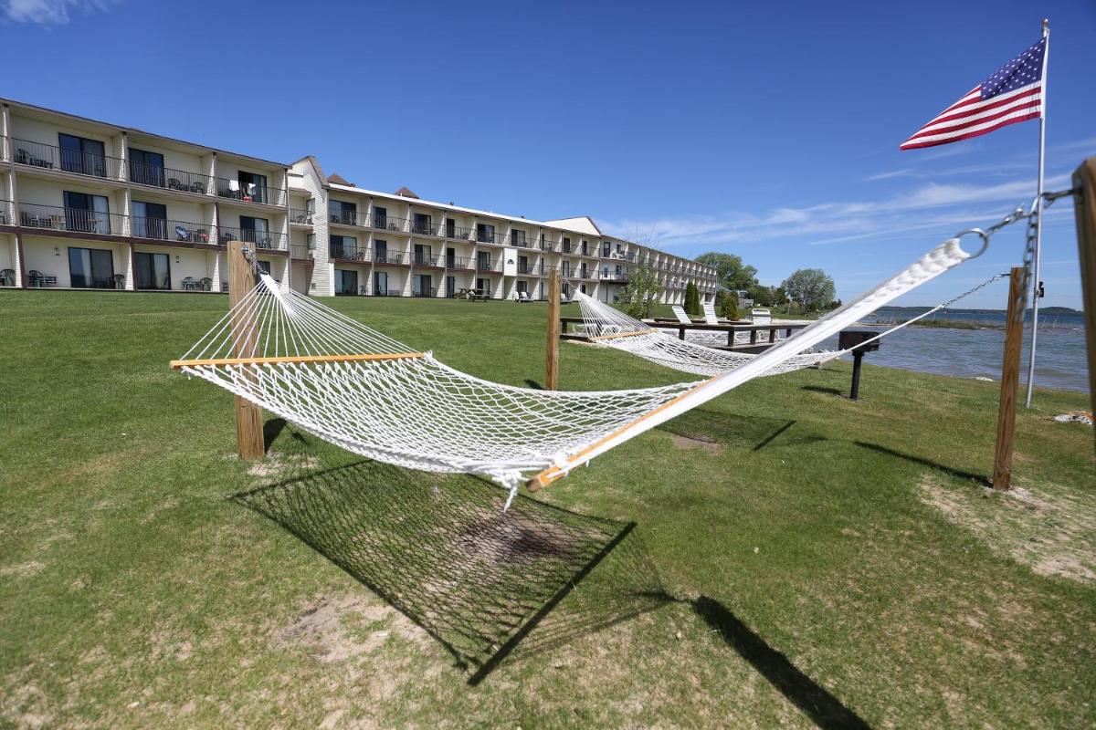 Bavarian Haus Lakefront Inn - Housity